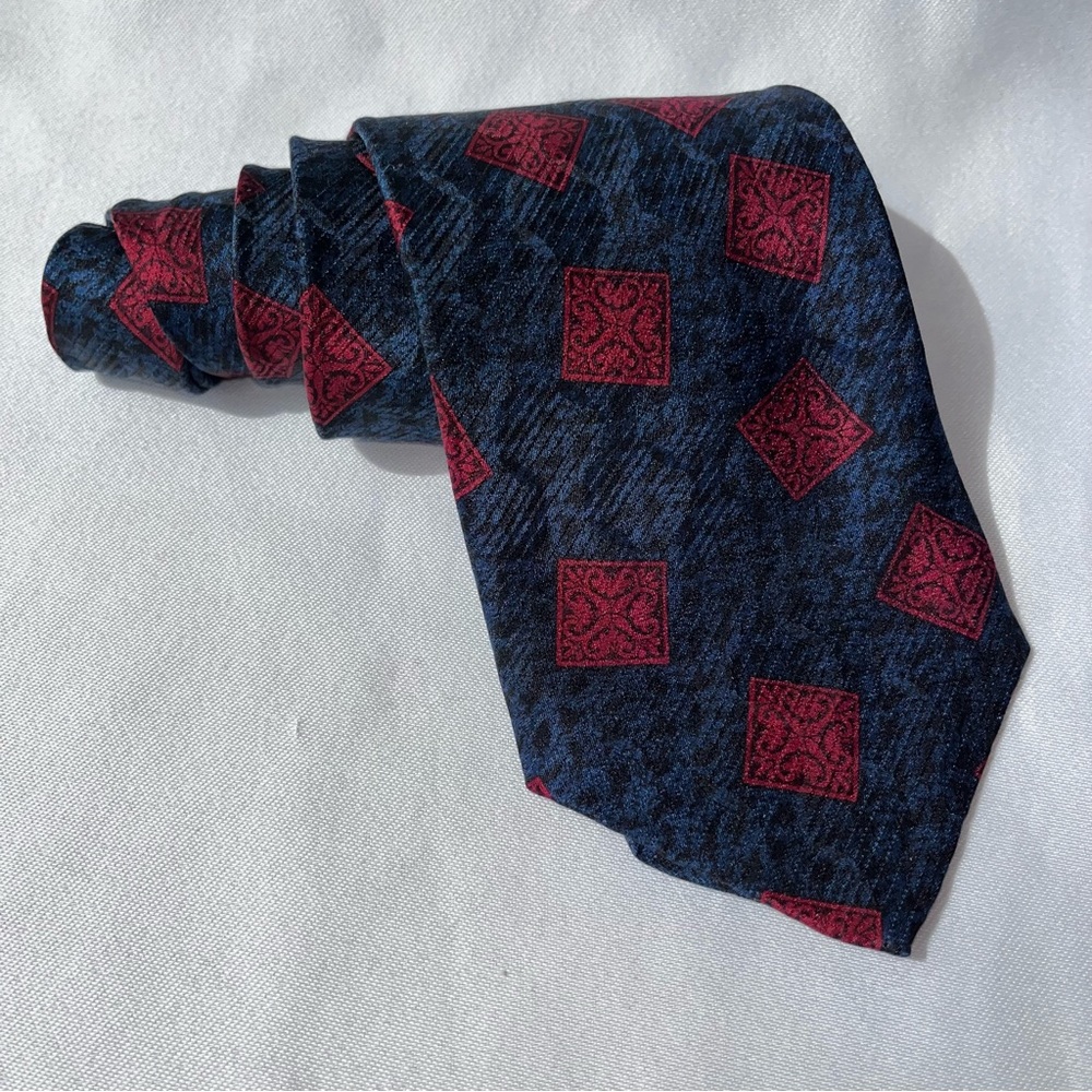 Bill Blass Mens Blue/Black/Red 100% Silk Diamond Print Necktie Neck Tie